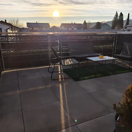 Stadt Und Nahes Wohnen Mit Grosser Terasse Und Carport Parkplatz *